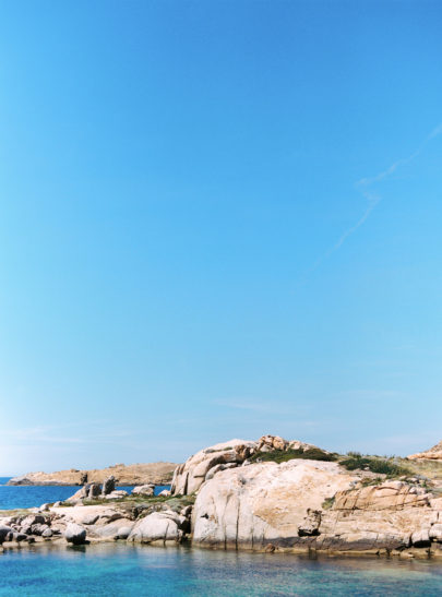 Une séance engagement en bleu en Corse - A découvrir sur le blog mariage www.lamarieeauxpiedsnus.com - Photos : Marion Heurteboust