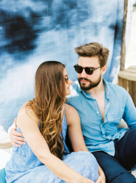 Une séance engagement en bleu en Corse - A découvrir sur le blog mariage www.lamarieeauxpiedsnus.com - Photos : Marion Heurteboust