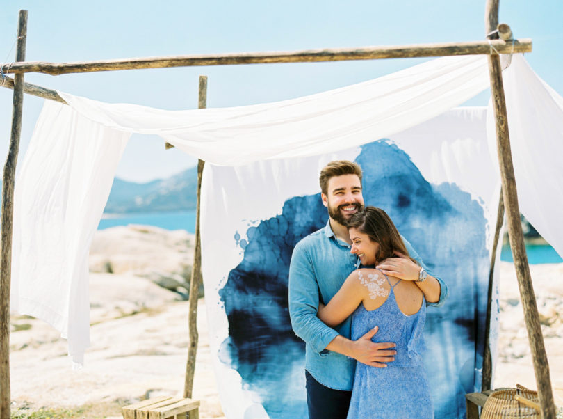 Une séance engagement en bleu en Corse - A découvrir sur le blog mariage www.lamarieeauxpiedsnus.com - Photos : Marion Heurteboust