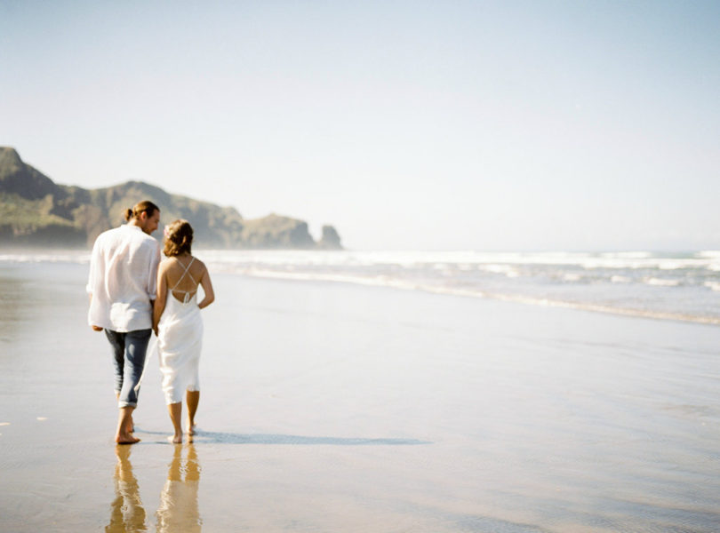 Une séance engagement sur les plages de Nouvelle Zélande - A découvrir sur le blog mariage www.lamarieeauxpiedsnus.com - Photos : Céline Chhuon