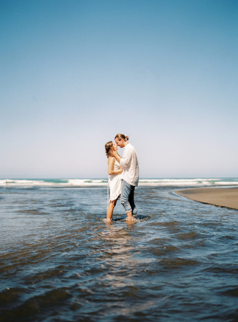 Une séance engagement sur les plages de Nouvelle Zélande - A découvrir sur le blog mariage www.lamarieeauxpiedsnus.com - Photos : Céline Chhuon