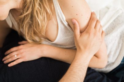 Une séance engagement intime à Paris - Photos : Jonathan Préfaut - A découvrir sur le blog mariage La mariée aux pieds nus