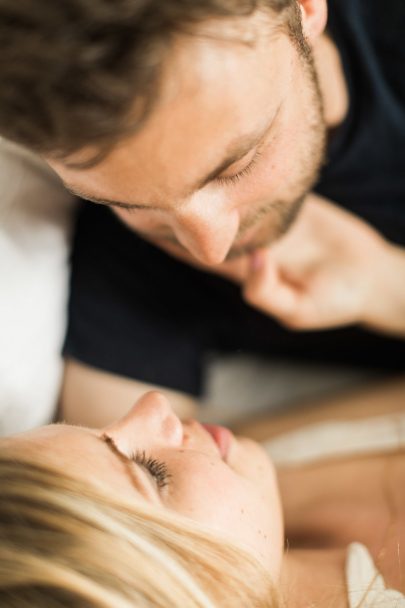 Une séance engagement intime à Paris - Photos : Jonathan Préfaut - A découvrir sur le blog mariage La mariée aux pieds nus