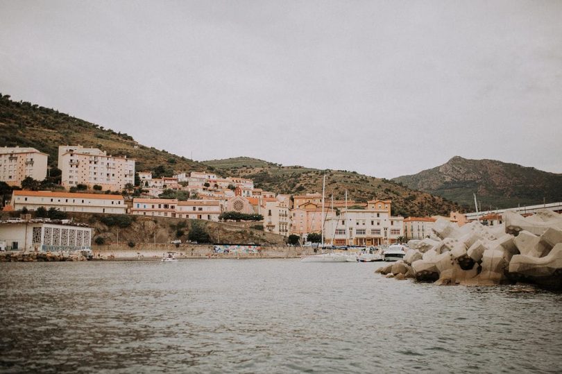 Une séance engagement en mer Méditerranée - Photos : The Frenchy Mood - Blog mariage : La mariée aux pieds nus