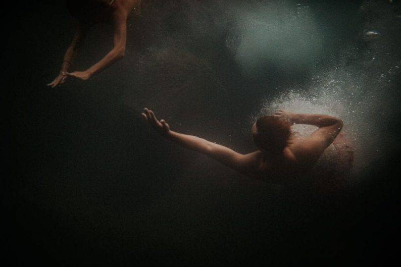 Une séance engagement en mer Méditerranée - Photos : The Frenchy Mood - Blog mariage : La mariée aux pieds nus