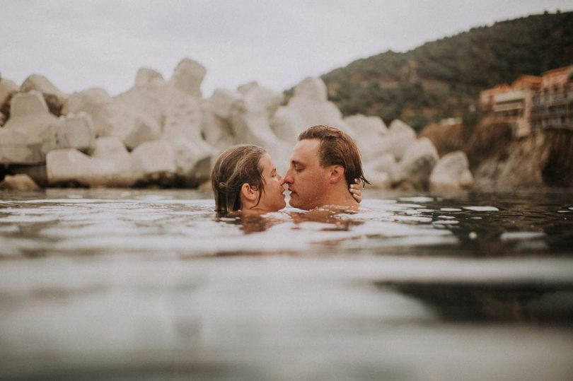 Une séance engagement en mer Méditerranée - Photos : The Frenchy Mood - Blog mariage : La mariée aux pieds nus