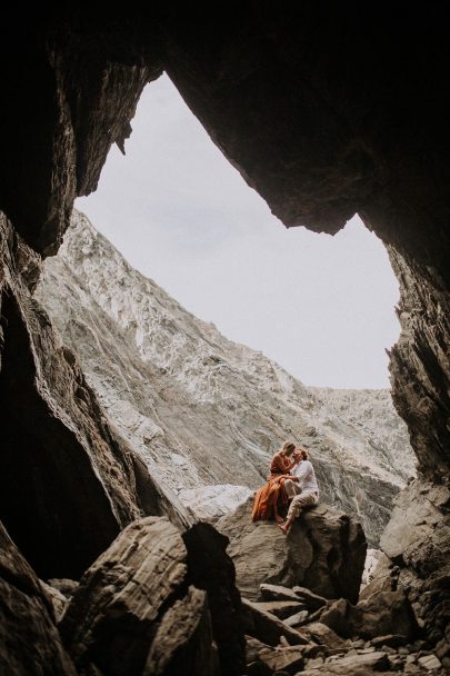 Une séance engagement en mer Méditerranée - Photos : The Frenchy Mood - Blog mariage : La mariée aux pieds nus