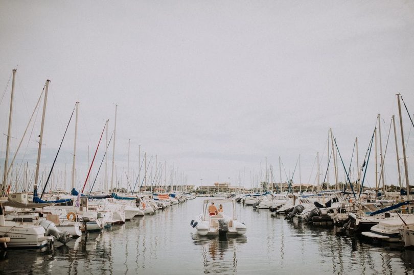 Une séance engagement en mer Méditerranée - Photos : The Frenchy Mood - Blog mariage : La mariée aux pieds nus