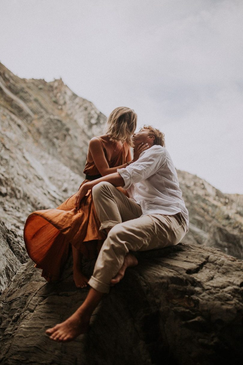 Une séance engagement en mer Méditerranée - Photos : The Frenchy Mood - Blog mariage : La mariée aux pieds nus