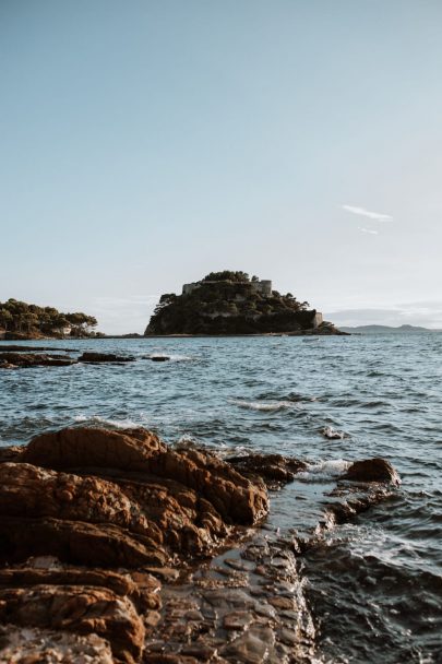 Une séance engagement au bord de la mer - Photos : SoulPics - Blog mariage : La mariée aux pieds nus