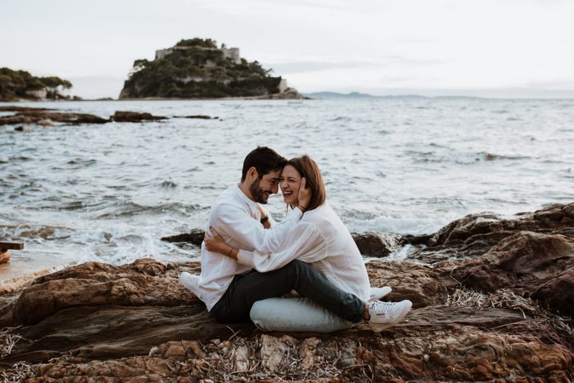 Une séance engagement au bord de la mer - Photos : SoulPics - Blog mariage : La mariée aux pieds nus