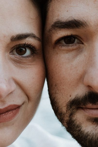 Une séance engagement au bord de la mer - Photos : SoulPics - Blog mariage : La mariée aux pieds nus