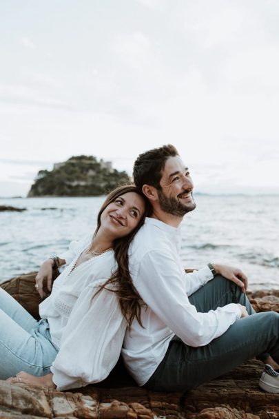 Une séance engagement au bord de la mer - Photos : SoulPics - Blog mariage : La mariée aux pieds nus