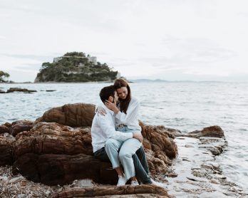 Une séance engagement au bord de la mer - Photos : SoulPics - Blog mariage : La mariée aux pieds nus