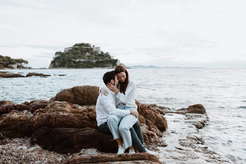 Une séance engagement au bord de la mer - Photos : SoulPics - Blog mariage : La mariée aux pieds nus