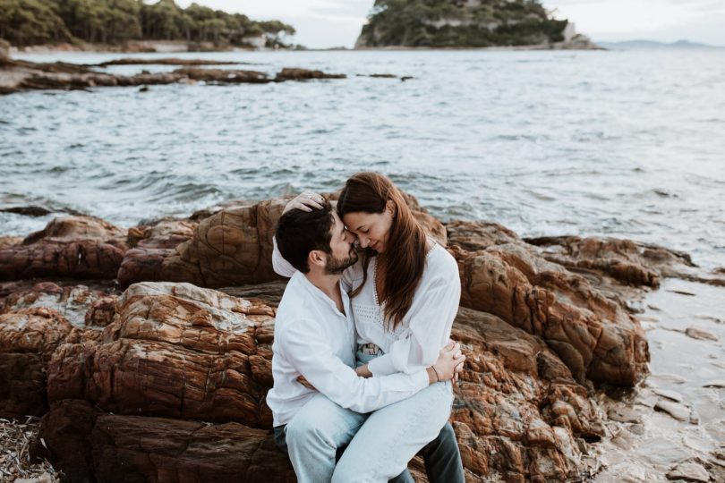 Une séance engagement au bord de la mer - Photos : SoulPics - Blog mariage : La mariée aux pieds nus