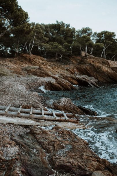 Une séance engagement au bord de la mer - Photos : SoulPics - Blog mariage : La mariée aux pieds nus