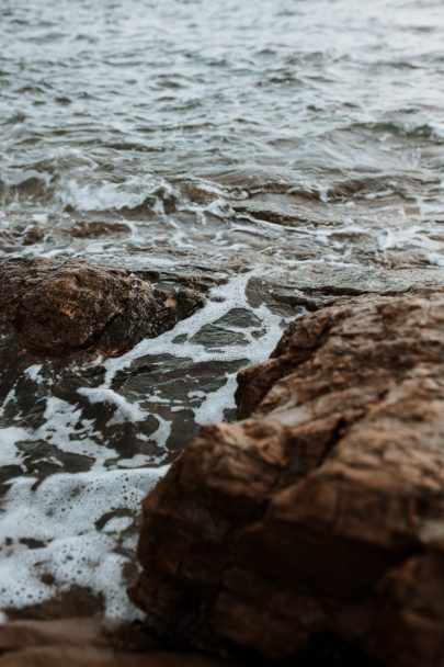 Une séance engagement au bord de la mer - Photos : SoulPics - Blog mariage : La mariée aux pieds nus