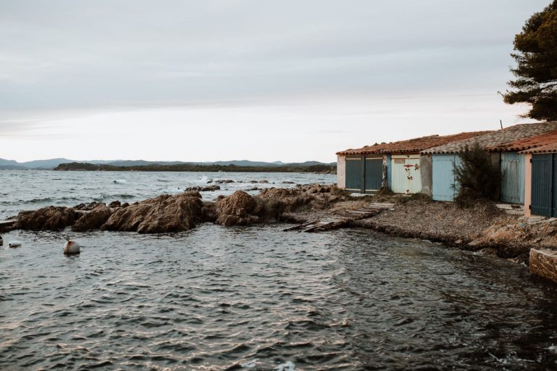 Une séance engagement au bord de la mer - Photos : SoulPics - Blog mariage : La mariée aux pieds nus