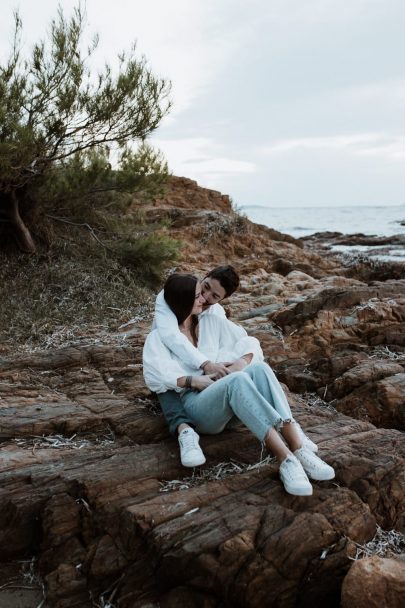 Une séance engagement au bord de la mer - Photos : SoulPics - Blog mariage : La mariée aux pieds nus