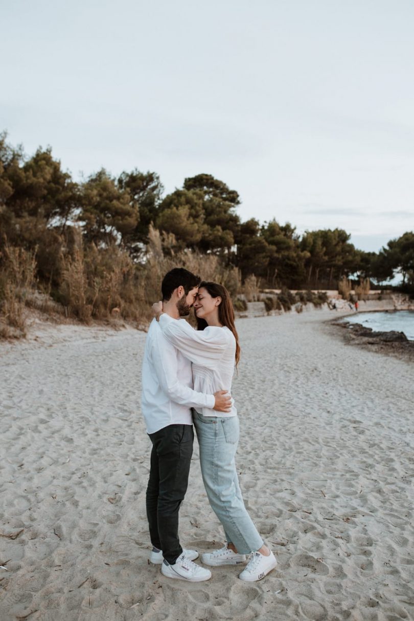 Une séance engagement au bord de la mer - Photos : SoulPics - Blog mariage : La mariée aux pieds nus