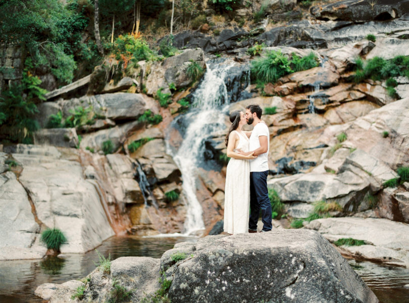 Une séance engagement dans les montagne du Portugal - A découvrir sur le blog mariage www.lamarieeauxpiedsnus.com - Photos : Brancoprata