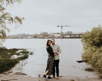 Une séance engagement à Nantes - A découvrir sur le blog mariage La mariée aux pieds nus - Photos : Flavie Nelly