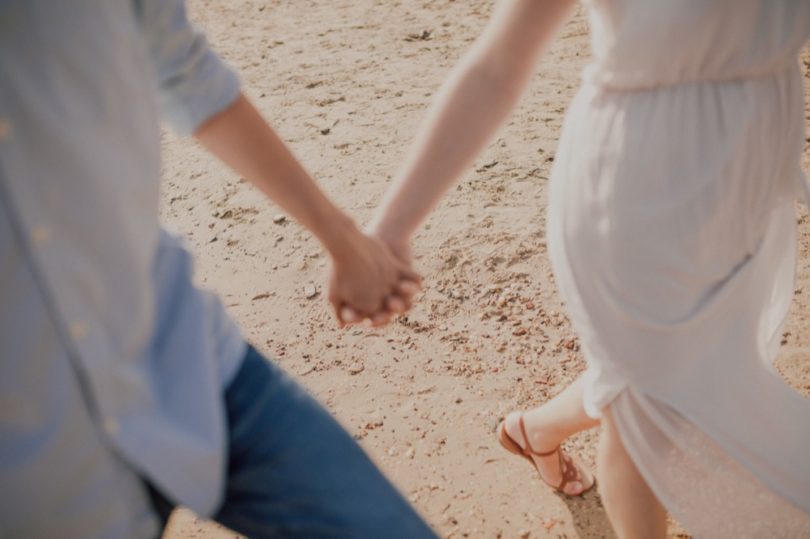 Une séance engagement à Porquerolles - La mariée aux pieds nus - Photos : Capyture