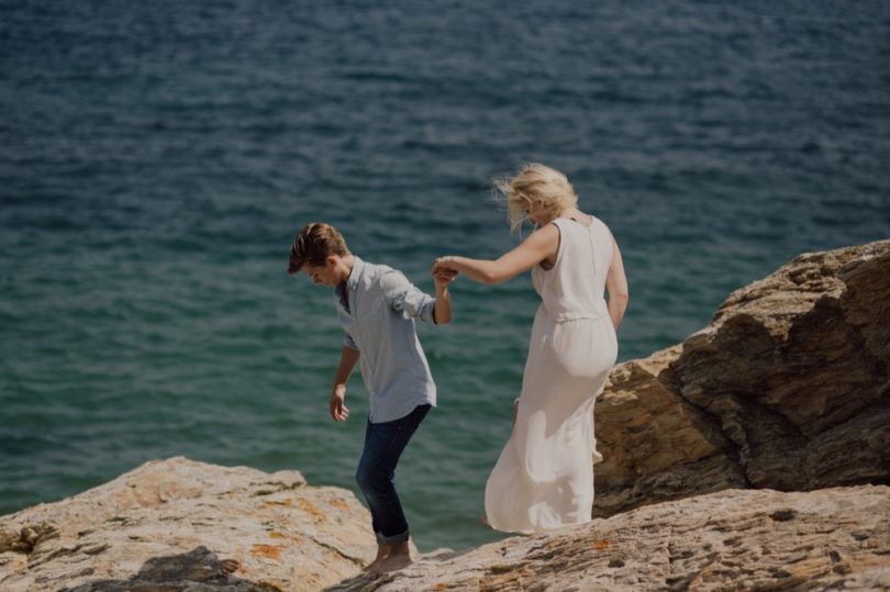 Une séance engagement à Porquerolles - La mariée aux pieds nus - Photos : Capyture