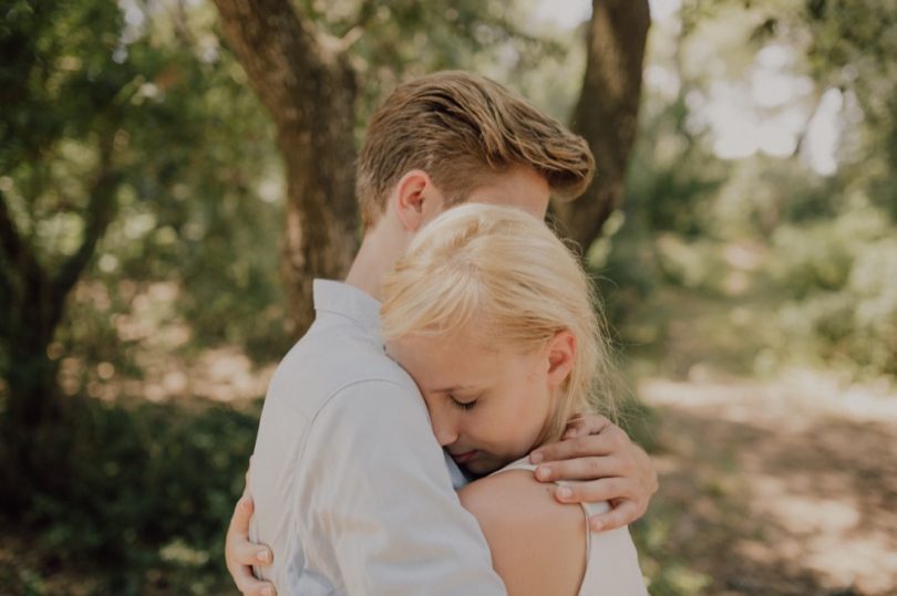 Une séance engagement à Porquerolles - La mariée aux pieds nus - Photos : Capyture