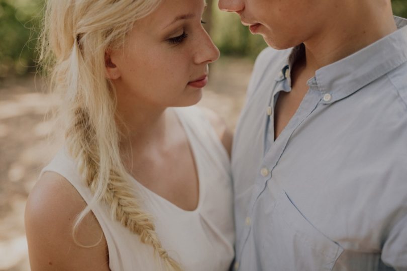 Une séance engagement à Porquerolles - La mariée aux pieds nus - Photos : Capyture