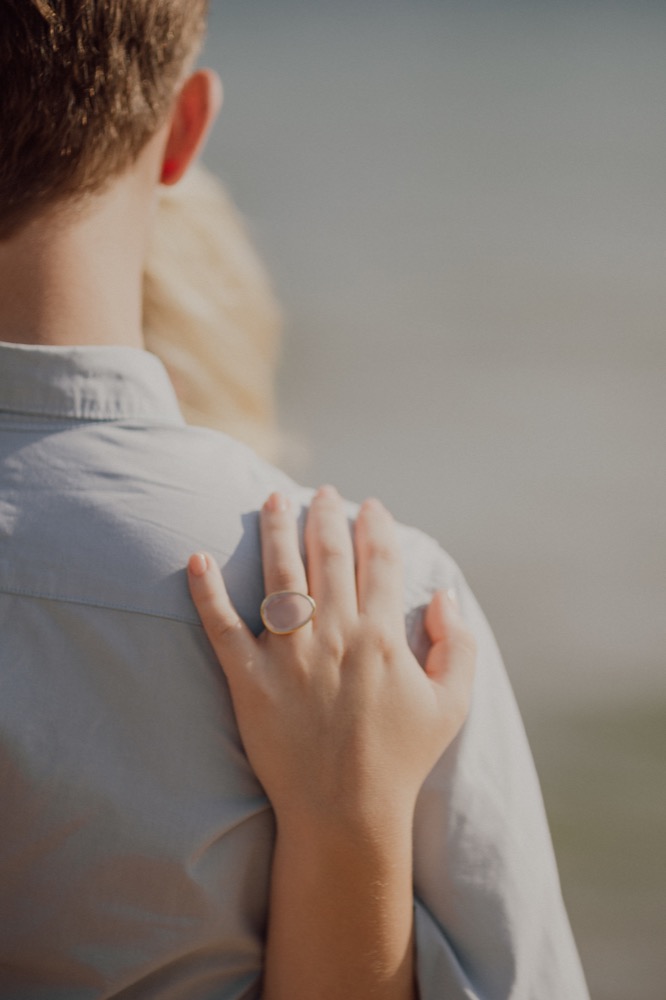 Une séance engagement à Porquerolles - La mariée aux pieds nus - Photos : Capyture