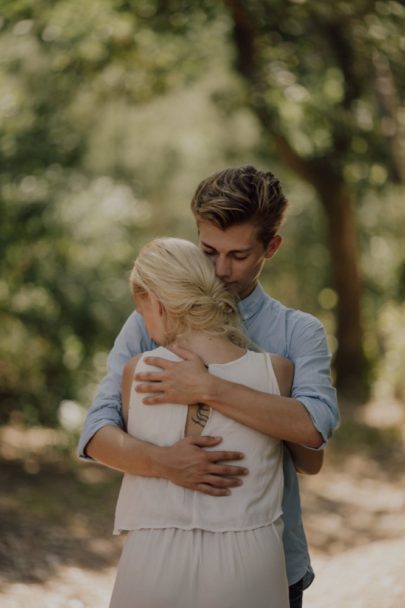 Une séance engagement à Porquerolles - La mariée aux pieds nus - Photos : Capyture