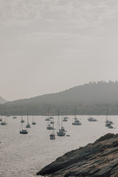 Une séance engagement à Porquerolles - La mariée aux pieds nus - Photos : Capyture