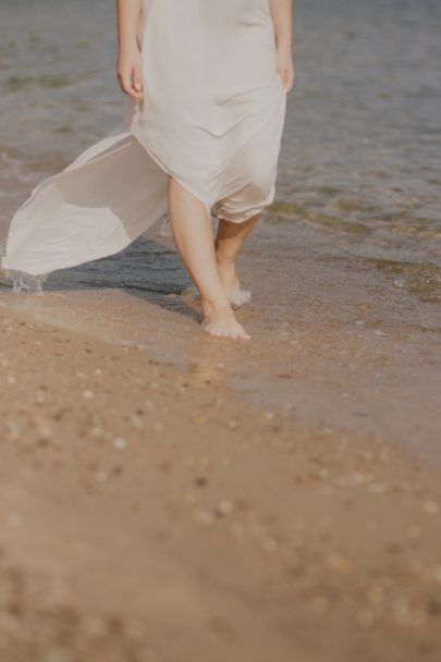 Une séance engagement à Porquerolles - La mariée aux pieds nus - Photos : Capyture