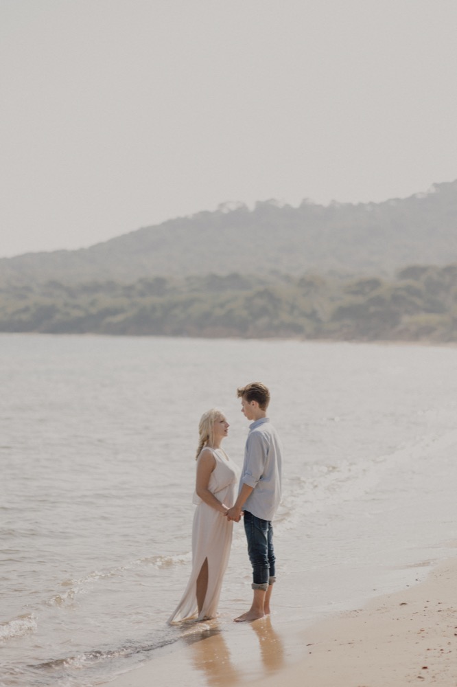 Une séance engagement à Porquerolles - La mariée aux pieds nus - Photos : Capyture