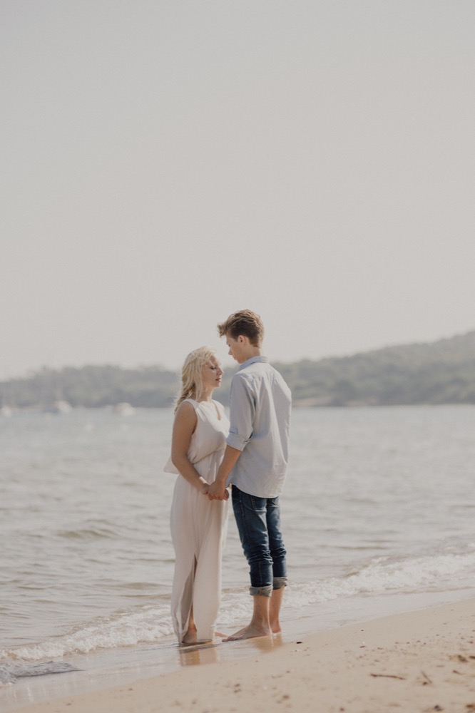 Une séance engagement à Porquerolles - La mariée aux pieds nus - Photos : Capyture