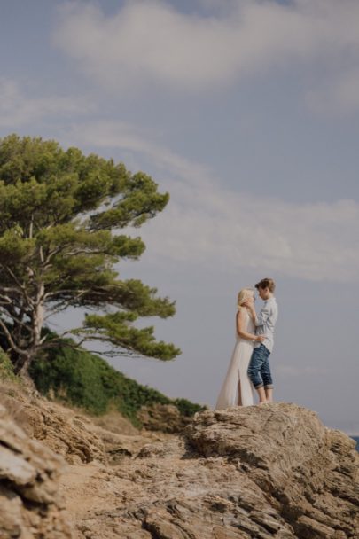 Une séance engagement à Porquerolles - La mariée aux pieds nus - Photos : Capyture