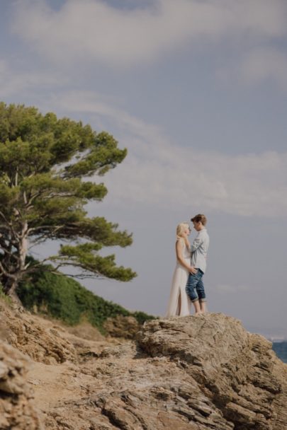 Une séance engagement à Porquerolles - La mariée aux pieds nus - Photos : Capyture