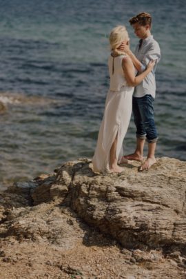 Une séance engagement à Porquerolles - La mariée aux pieds nus - Photos : Capyture