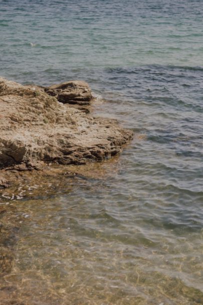 Une séance engagement à Porquerolles - La mariée aux pieds nus - Photos : Capyture