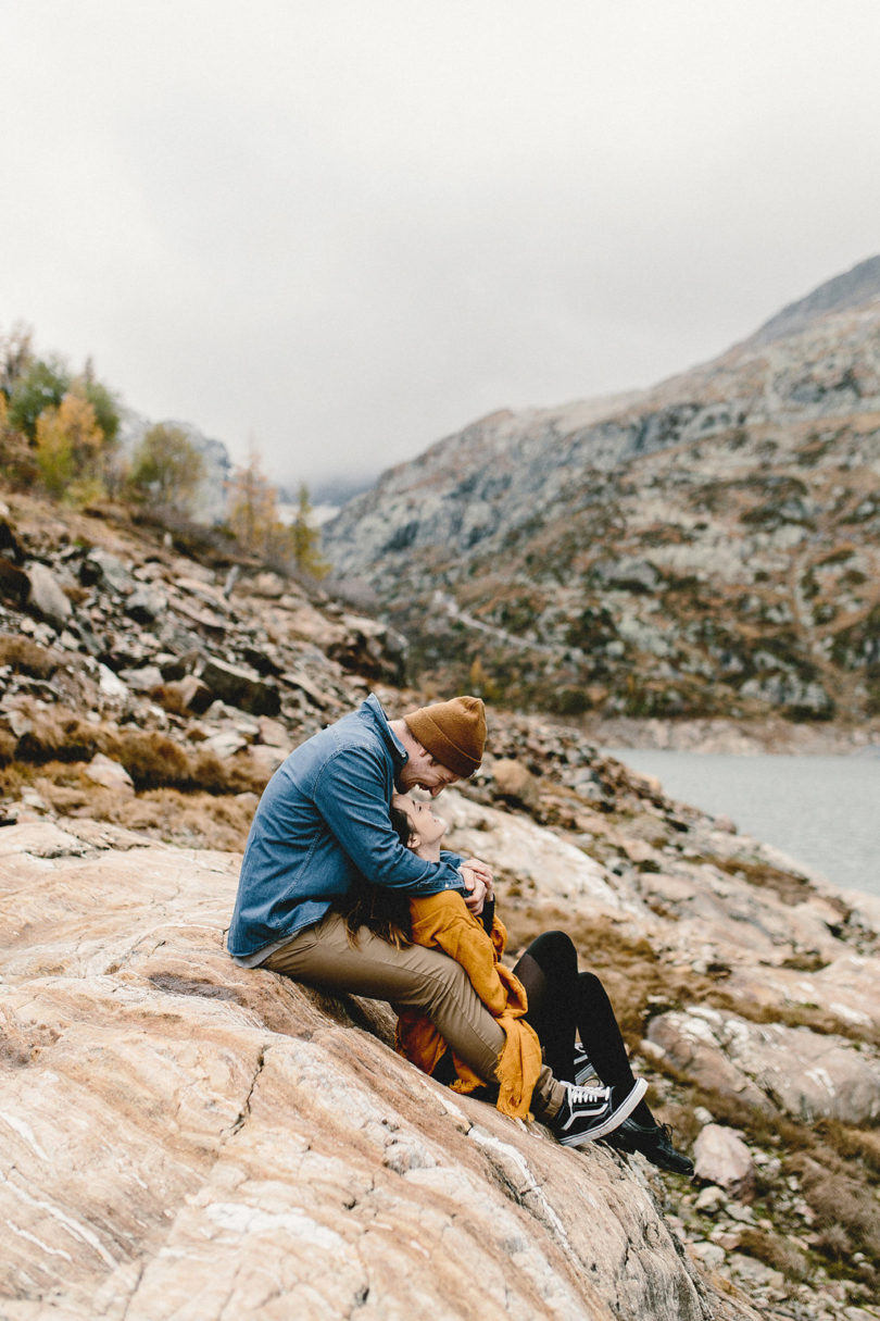 Une séance engagement dans la nature en Suisse - A découvrir sur le blog mariage www.lamarieeauxpiedsnus.com - Photos : Fabien Courmont