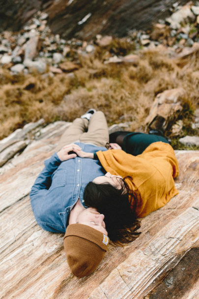 Une séance engagement dans la nature en Suisse - A découvrir sur le blog mariage www.lamarieeauxpiedsnus.com - Photos : Fabien Courmont