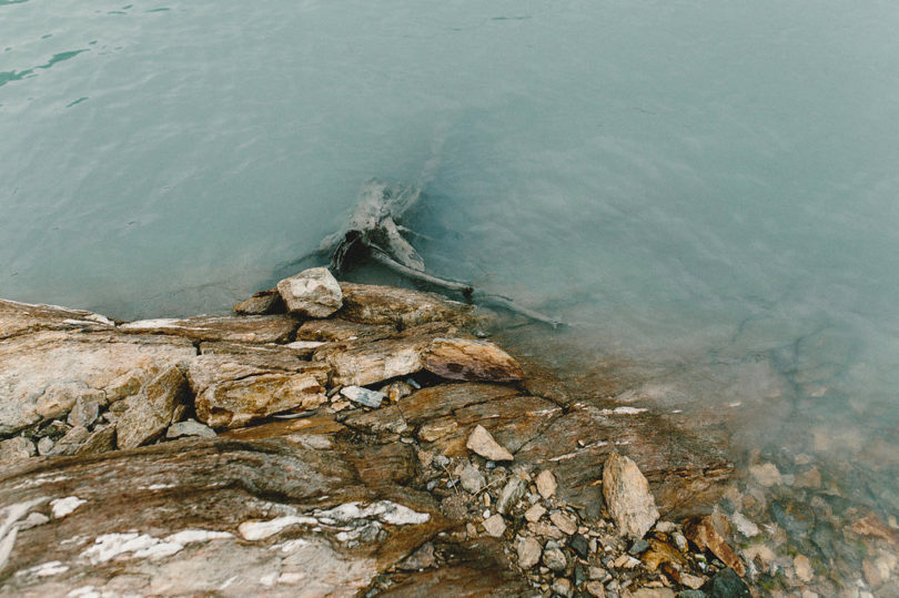 Une séance engagement dans la nature en Suisse - A découvrir sur le blog mariage www.lamarieeauxpiedsnus.com - Photos : Fabien Courmont