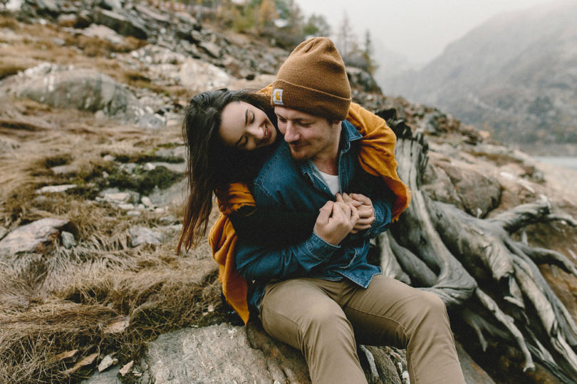 Une séance engagement dans la nature en Suisse - A découvrir sur le blog mariage www.lamarieeauxpiedsnus.com - Photos : Fabien Courmont