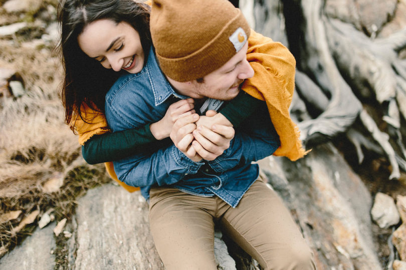 Une séance engagement dans la nature en Suisse - A découvrir sur le blog mariage www.lamarieeauxpiedsnus.com - Photos : Fabien Courmont