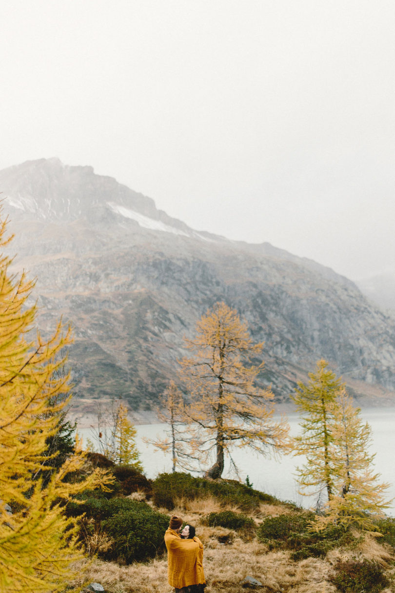 Une séance engagement dans la nature en Suisse - A découvrir sur le blog mariage www.lamarieeauxpiedsnus.com - Photos : Fabien Courmont