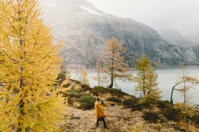 Une séance engagement dans la nature en Suisse - A découvrir sur le blog mariage www.lamarieeauxpiedsnus.com - Photos : Fabien Courmont