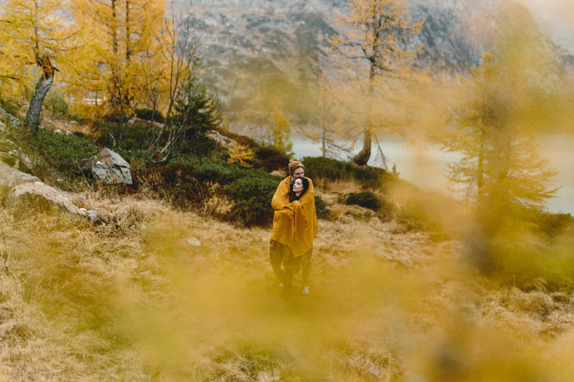 Une séance engagement dans la nature en Suisse - A découvrir sur le blog mariage www.lamarieeauxpiedsnus.com - Photos : Fabien Courmont