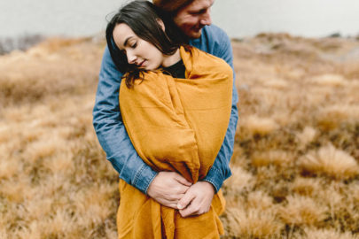 Une séance engagement dans la nature en Suisse - A découvrir sur le blog mariage www.lamarieeauxpiedsnus.com - Photos : Fabien Courmont